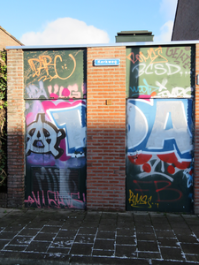 829179 Afbeelding van graffiti op een elektriciteitshuisje op de Kerkweg bij de Timmerstraat te Utrecht.